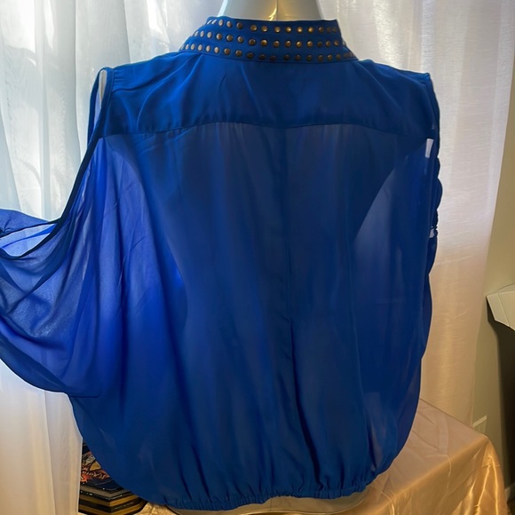 ❤️ Very Nice Blue Blouse w/Little Rim Stone all around collar - Picture 2 of 5